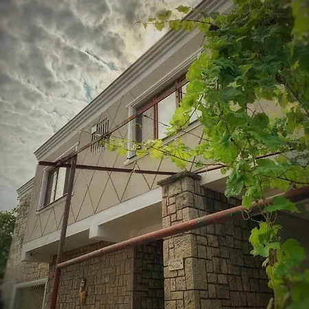 Konukevi 3 Papuci 4*